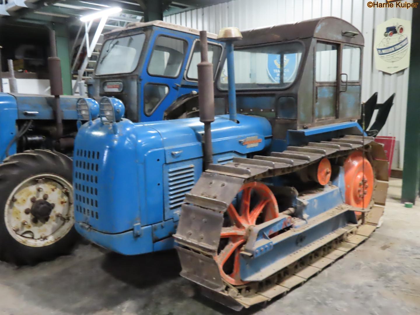 Landbouwbedrijf met John Deere en Ford County machines
