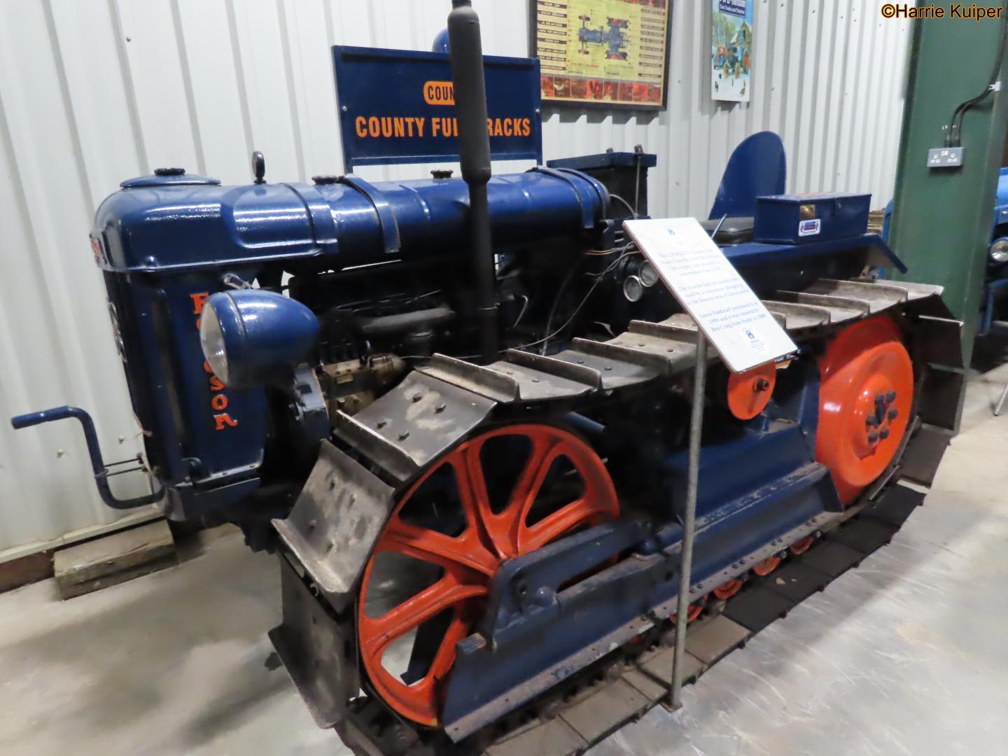 Landbouwbedrijf met John Deere en Ford County machines