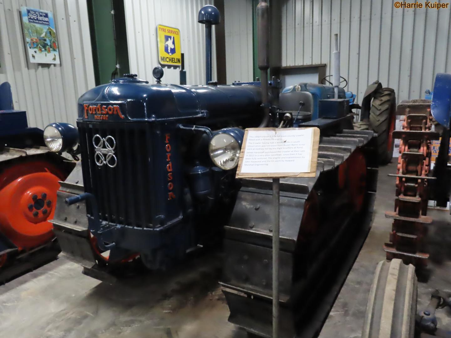 Landbouwbedrijf met John Deere en Ford County machines
